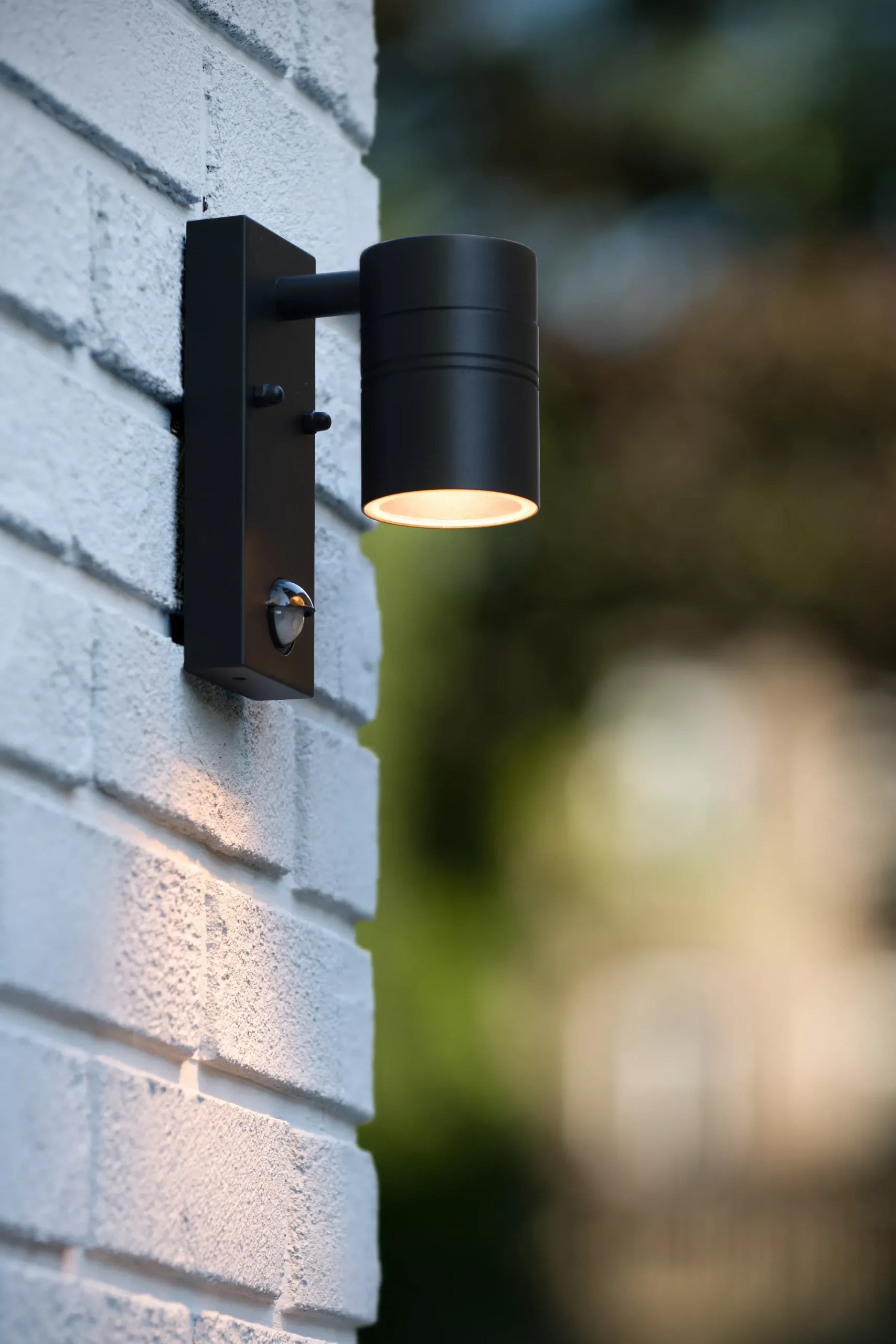 ARNE-LED IR - Wandspot / Wandlamp Binnen/Buiten - Ø 6,3 cm - LED - GU10 - 1x5W 2700K - IP44 - Beweging & dag/nacht sensor - Zwart*Lucide Online