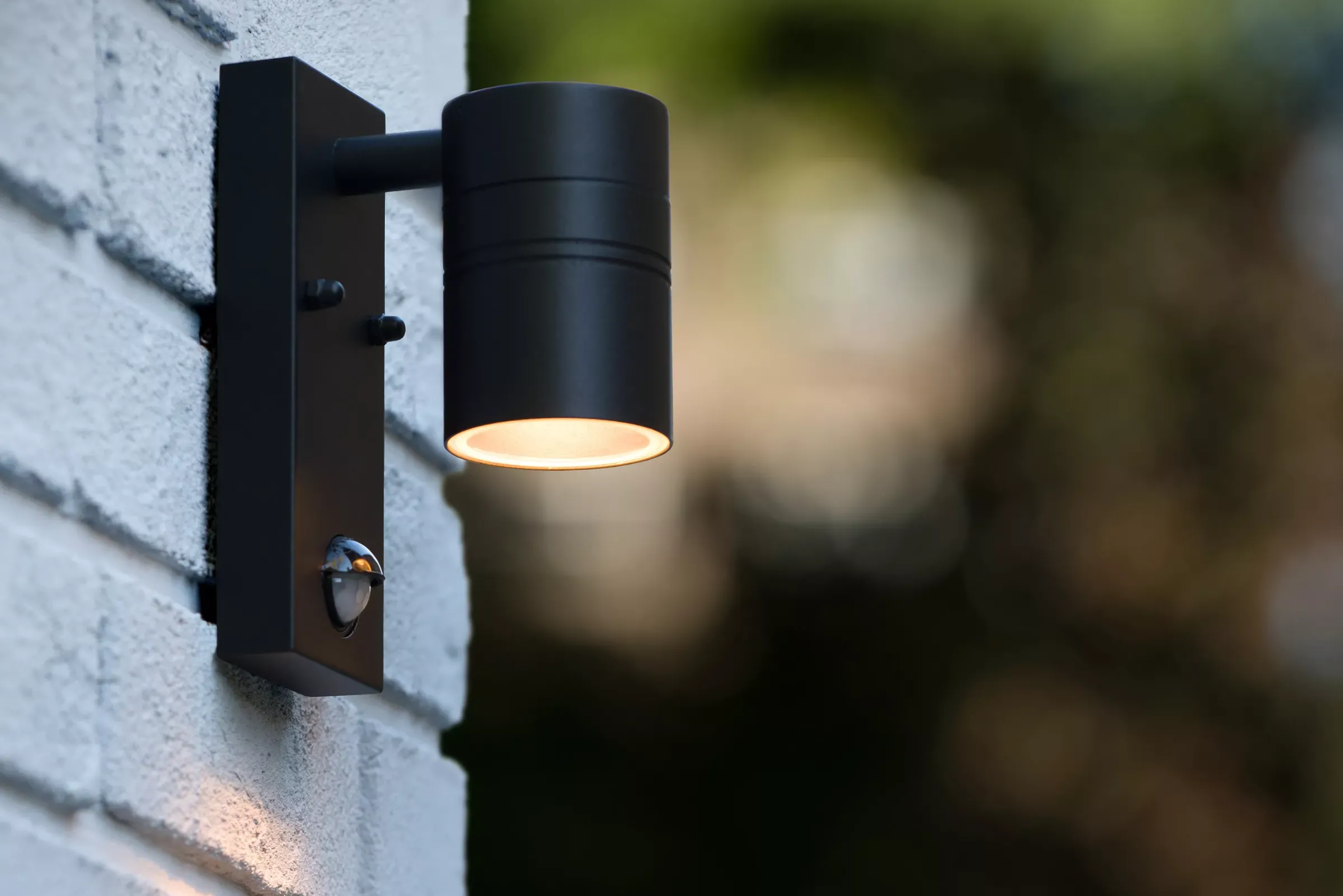 ARNE-LED IR - Wandspot / Wandlamp Binnen/Buiten - Ø 6,3 cm - LED - GU10 - 1x5W 2700K - IP44 - Beweging & dag/nacht sensor - Zwart*Lucide Online
