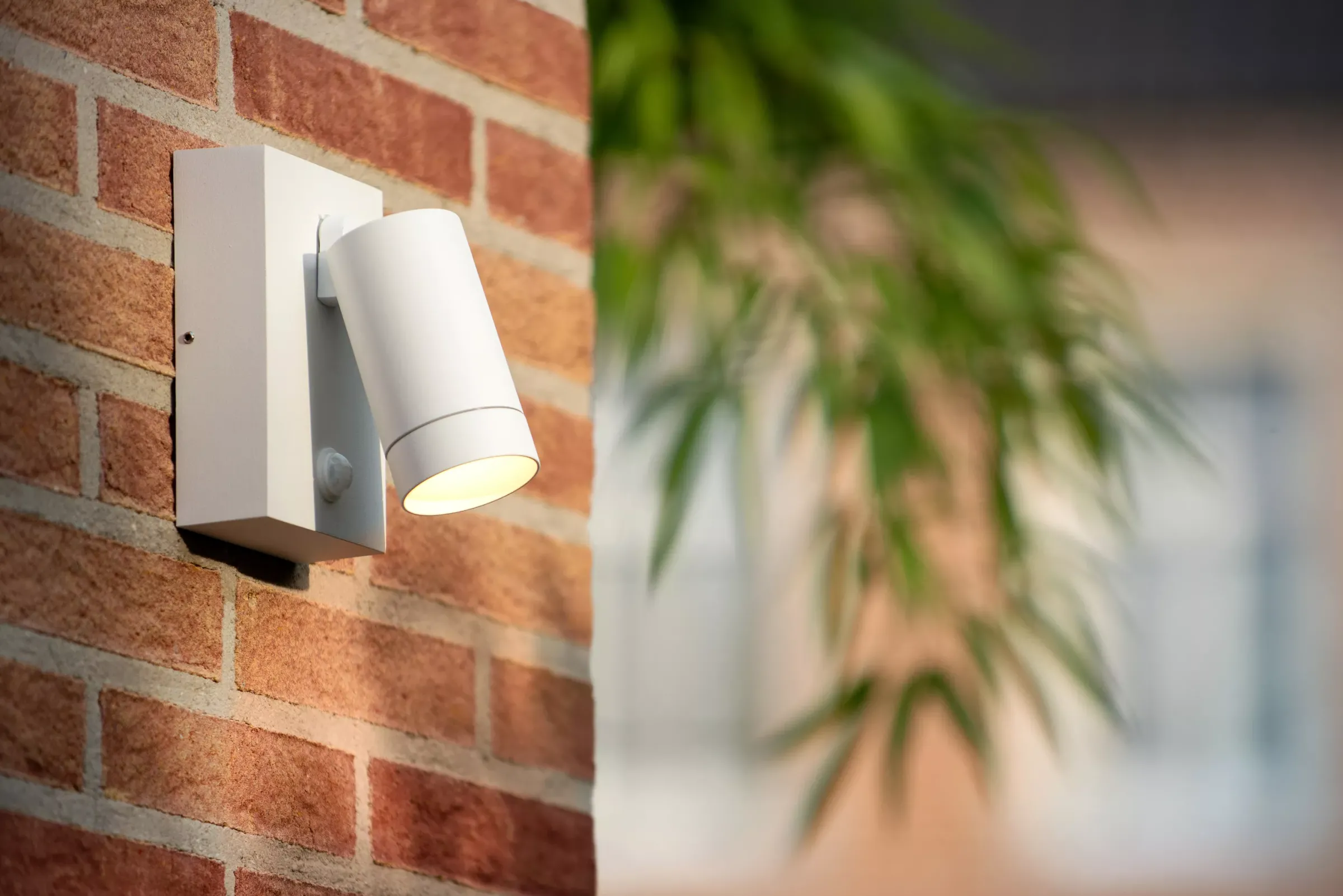 TAYLOR - Wandspot / Wandlamp Binnen/Buiten - 1xGU10 - IP54 - Beweging & dag/nacht sensor - Wit*Lucide Hot